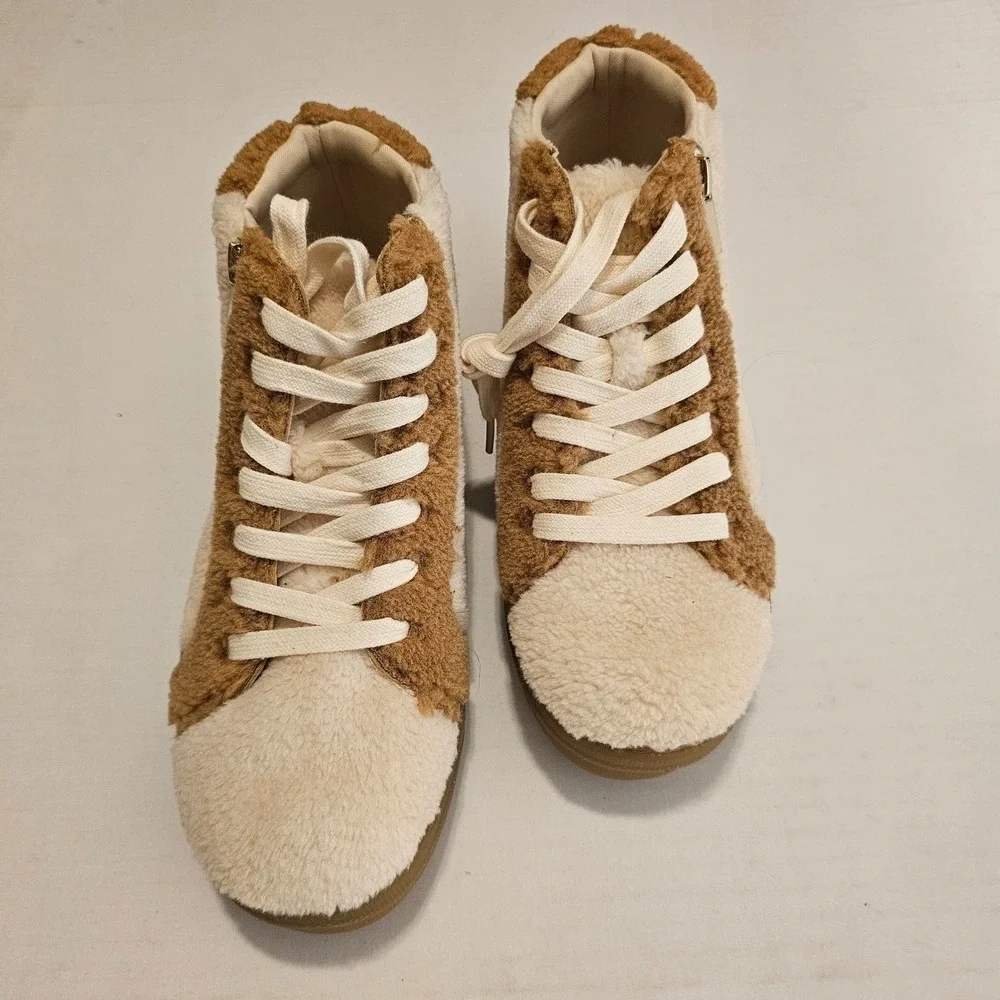 Scoop Faux Fur Sherpa Gum Sole Sneakers Tan Cream NWOB Size 7.5